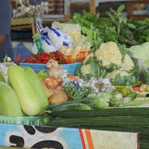 Segeltörn in Thailand Gemüse einkauf